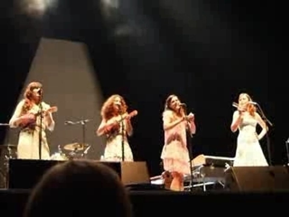 Ukulele girls
