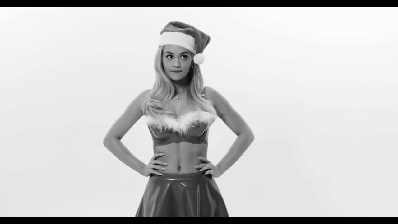 La belle Rita Ora danse pour vous dans une petite tenue de Noel