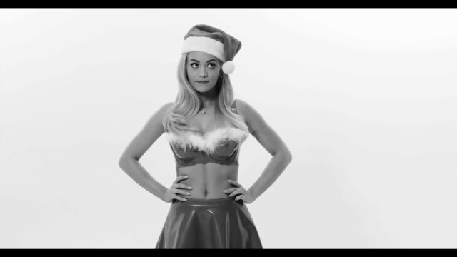 La belle Rita Ora danse pour vous dans une petite tenue de Noel