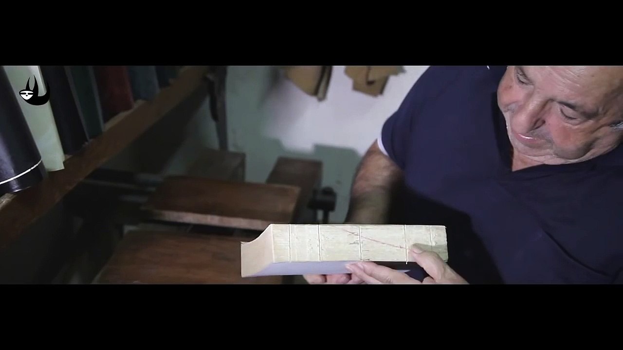 Restaurateur de livres anciens. Artisan artiste