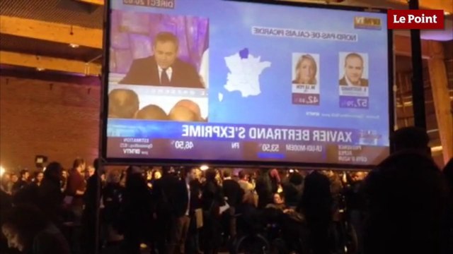 Régionales 2015 : Xavier Bertrand hué au QG de Marine Le Pen