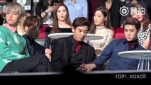 151202 EXO Chanyeol crack Sehuns thumb knuckle at MAMA[Fancam]
