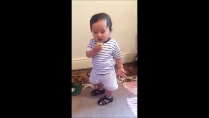 Cet enfant goûte un citron pour la première fois