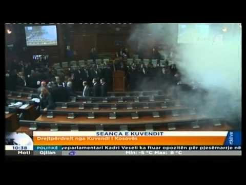 Sulmohet sërish me gaz lotsjellës salla e Kuvendit në Kosovë - Ora News- Lajmi i fundit-