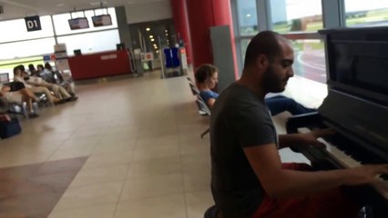 Парень просто сел за пианино в аэропорту Праги и начал играть