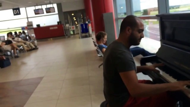 Парень просто сел за пианино в аэропорту Праги и начал играть