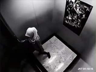 ارادو الإعتداء عليها بالمصعد لأنها محجبة .. شاهد ماذا حصل !!