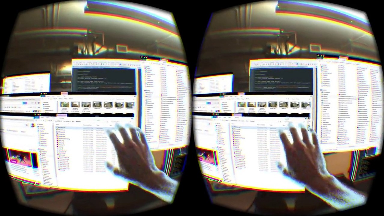 A l'aide d'un Oculus Rift, il interagit avec le bureau de son ordinateur en réalité augmenté