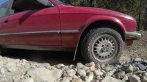 Conseguirá um BMW E30 325 com os pneus certos escalar uma montanha?