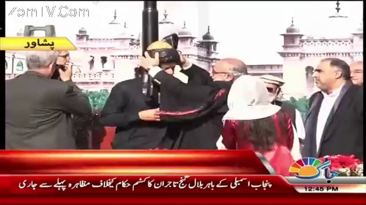 Imran Khan Ko Pagri Ne Kardiya Pareshan