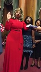 شاهد قاضية أميركية تؤدي اليمين القانونية على القرآن  See US lead judge sworn on the Koran