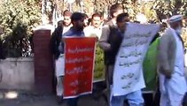 کوہاٹ کے مختلف یونین کونسلوں سے آئے ہوئے سینکڑوں کوہاٹ ناظمین اور کونسلروں نے کوہاٹ شاہ فیصل گیٹ کے سامنے احتجاجی مظاہرہ