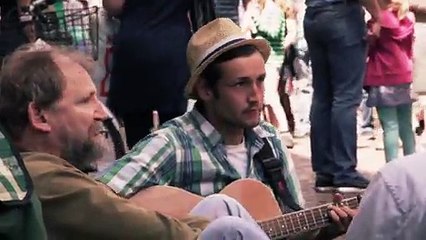 Il s'approche d'un itinérant et demande à lui emprunter son seau, ce qui arrive par la suite vous fera verser quelques l