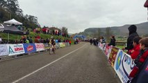 Un cycliste très fair-play laisse gagner son adversaire