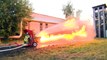 Lance-flamme VS Lance à Incendie - Le feu contre l'eau