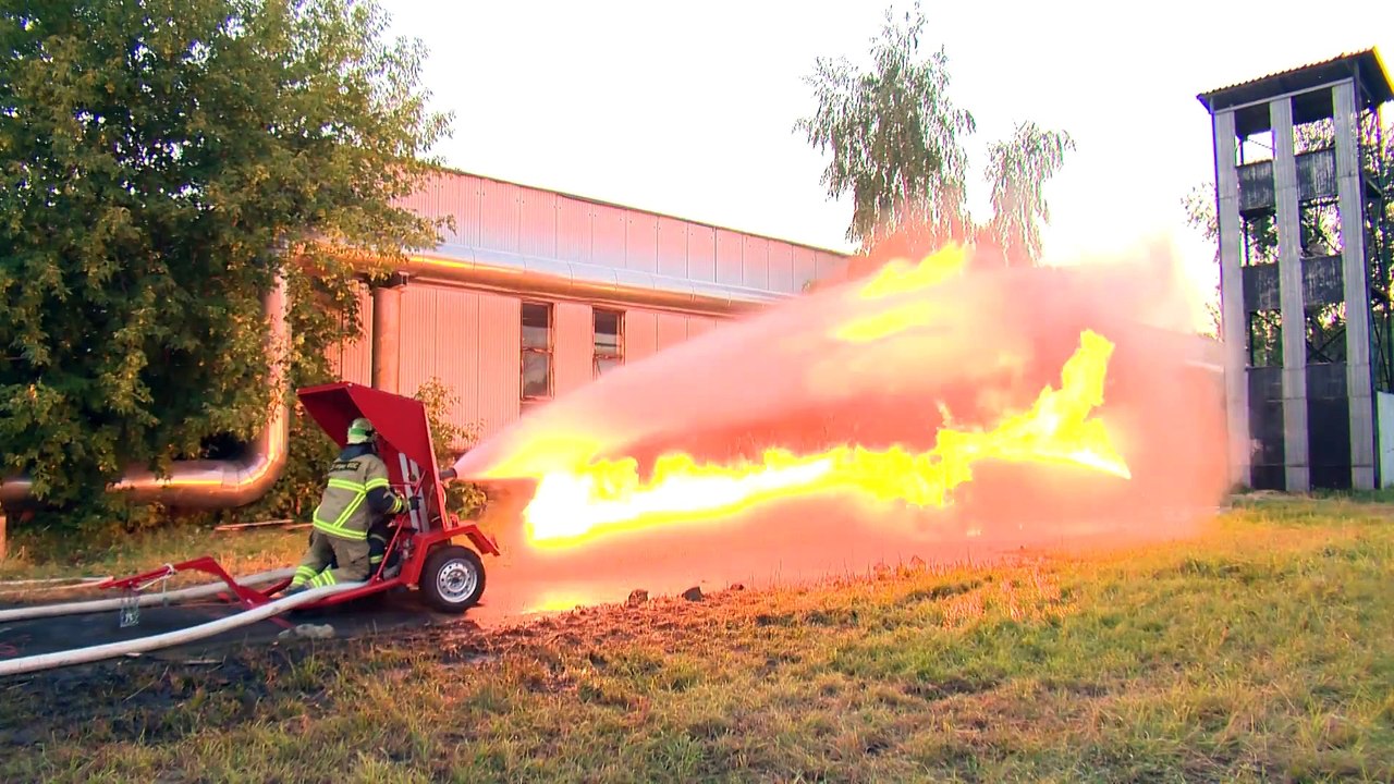 Lance-flamme VS Lance à Incendie - Le feu contre l'eau