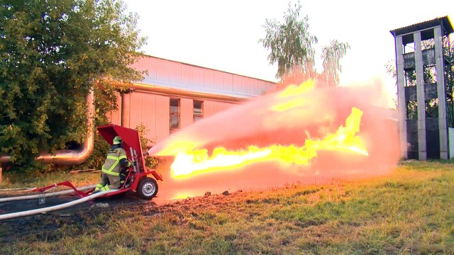 Lance-flamme VS Lance à Incendie - Le feu contre l'eau
