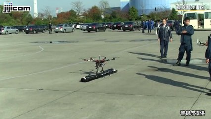 Tokyo: un drone policier chasse les drones illégaux