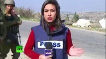 Les soldats de Tsahal chahutent la correspondante palestinienne en direct