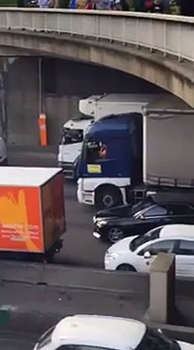 Des chauffeurs de taxi jettent des pierres depuis un pont