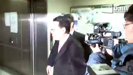 [TD영상] 김현중 前 여자친구 최 씨, 친자 검사 위해 아이 안고 방문..결과는 1,2주 뒤에 나올 것   Daum 뉴스