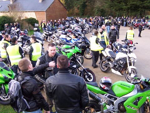 Châtelaudren 18 eme édition du téléthon motos 2015