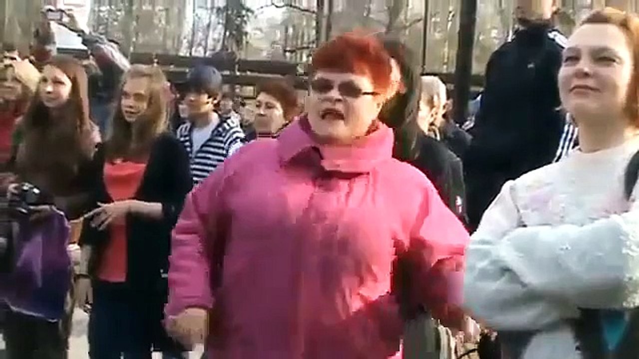Une grand mère danse sur de la dubstep