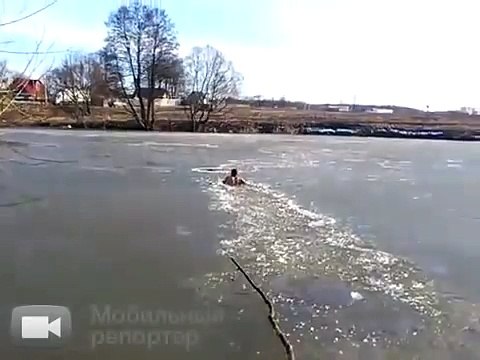 Молодой человек спас из ледяного 'плена' собаку