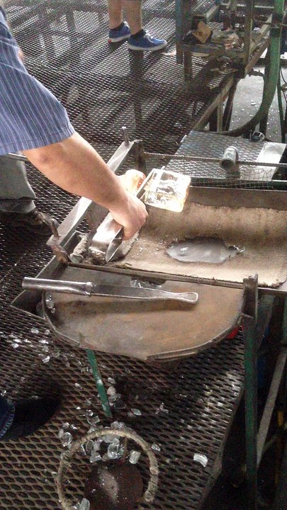 Contrefaçon de la brique Falconnier (type 5) à Marinha Grande : pose du bouchon