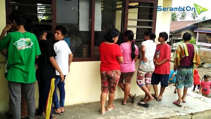 Protes Kepala Desa, Ibu-ibu Lakukan Demo