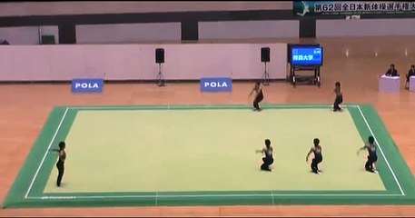 Cette troupe de danse asiatique présente une chorégraphie de haute facture avec une précision chirurgicale