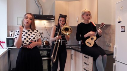 Download Video: Trois femmes de Young Adults dans une cuisine reprennent 