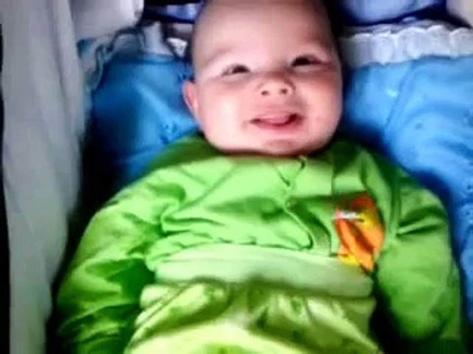 Ребёнок 4 месяца, пытается петь=))