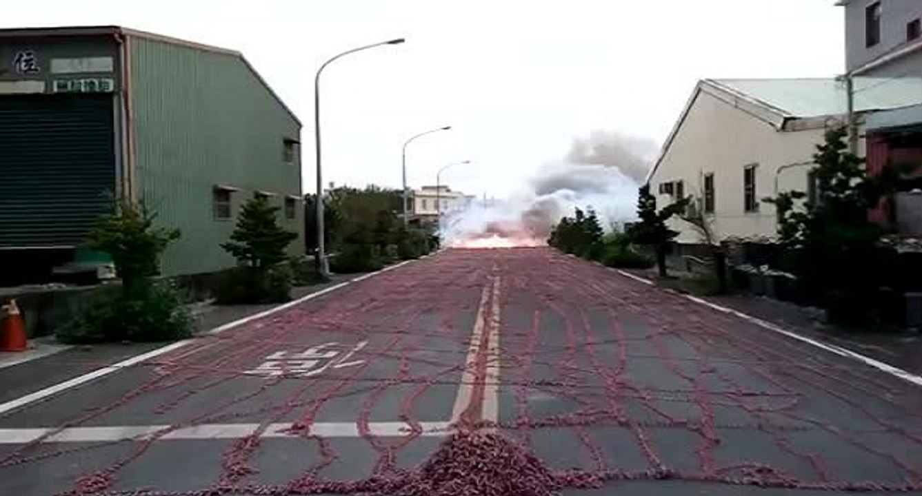 Spectacle impressionnant avec une rue recouverte de pétards