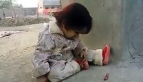 ھاھاھا اس چھوٹی سی بچی کی نیند دیکھیں child wants to sleep