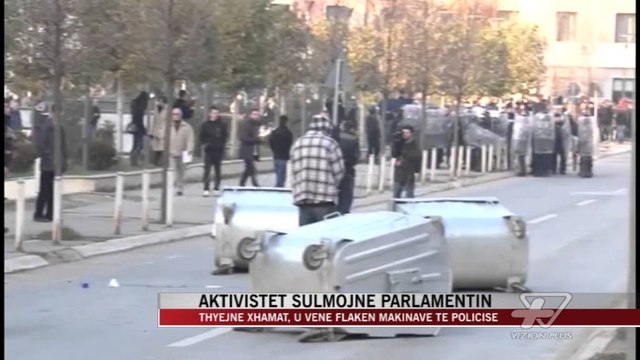 Kosovë, aktivistët sulmojnë Parlamentin - News, Lajme - Vizion Plus