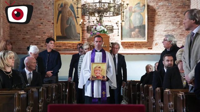 Coronation Street - Tracy struggles to cope with Deirdres funeral