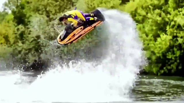 Las piruetas más asombrosas con una moto de agua