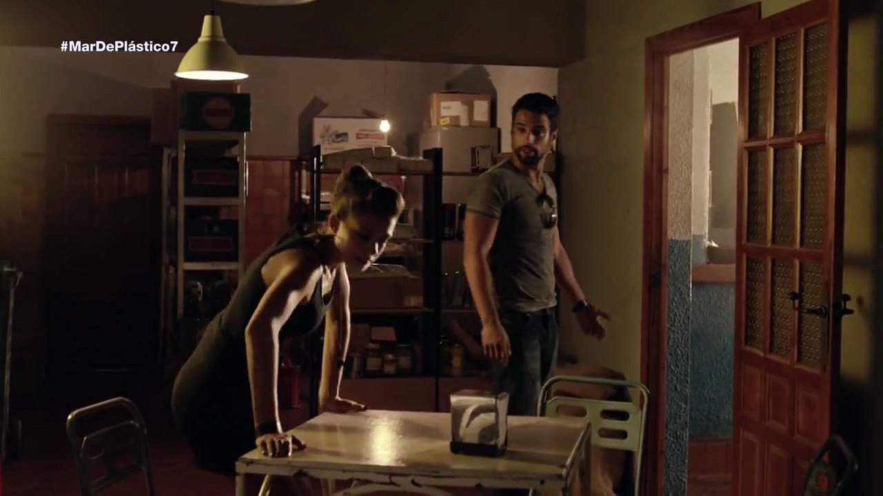 El embarazo de Pilar distancia a Lucas y Fara - Mar de Plástico