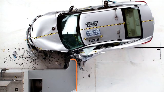2016 Nissan Maxima small overlap IIHS crash test