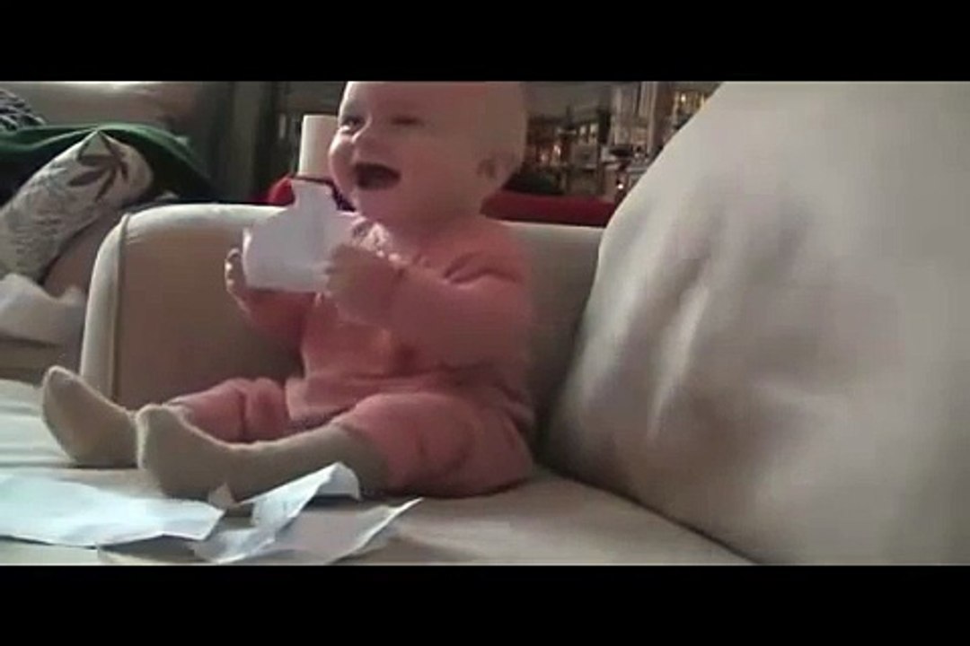 Bébé qui rigole au bruit du papier déchiré !! - Baby laughing at ripped paper !!