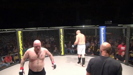Un combattant MMA se chie dessus