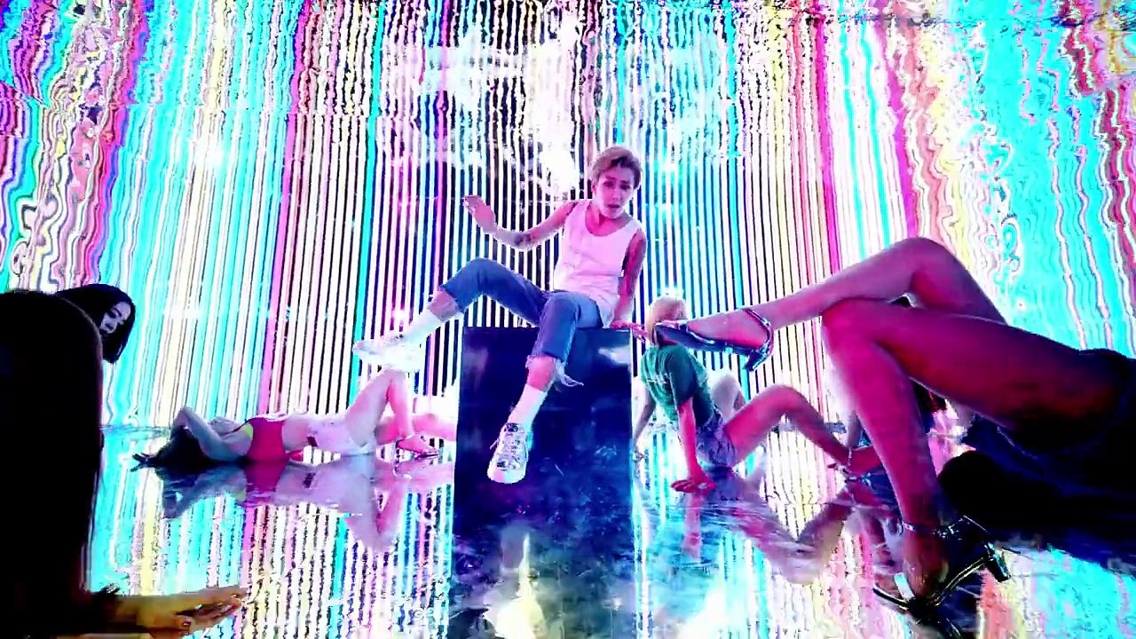 [K-POP] HYUNA - 잘나가서 그래 (Feat. 정일훈 Of BTOB) (Roll Deep) M/V