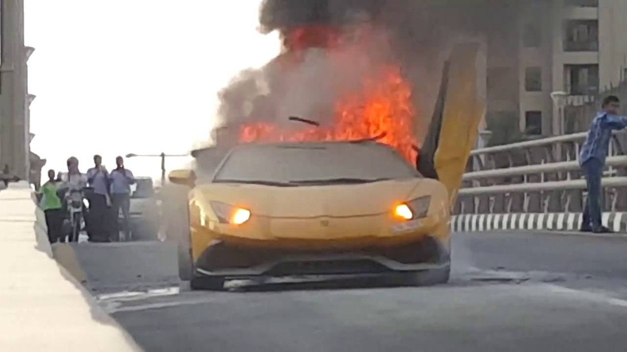 Une Lamborghini prend feu à Dubaï