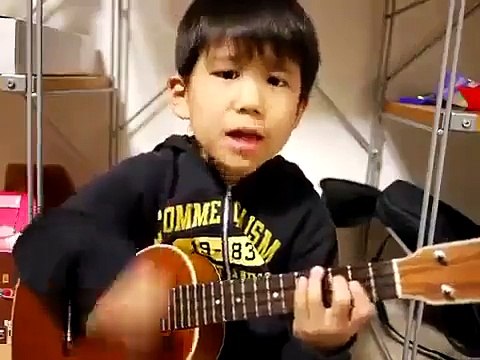 Талантливая игра на гитаре, вам стоит увидеть