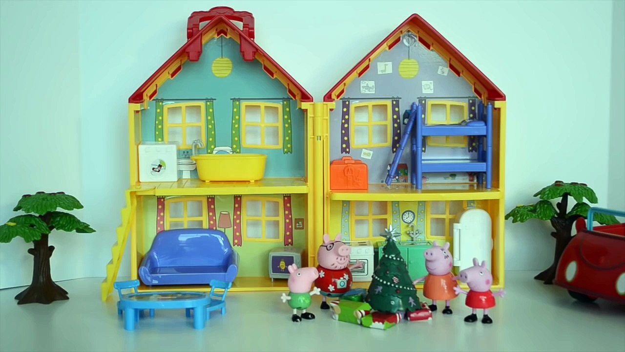 Pig George da Familia Peppa pig abrindo Presente de Natal!!! Em Portugues Tototoykids