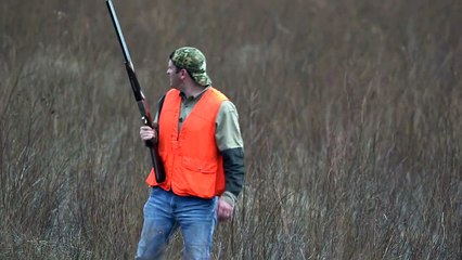 Ce Chasseur attrape un oiseau a la main !