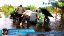 Mobil Kepala Dinas Kesehatan Terseret Arus Banjir