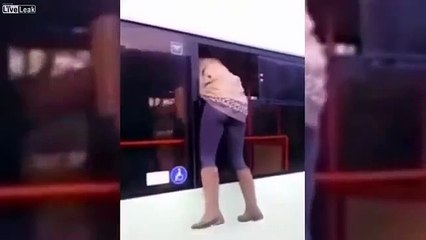 Une femme totalement idiote tente de s'échapper par la fenêtre d'un bus