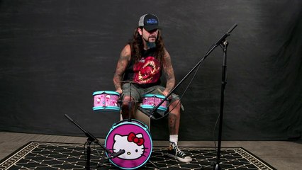 Mike Portnoy joue sur une batterie Hello Kitty